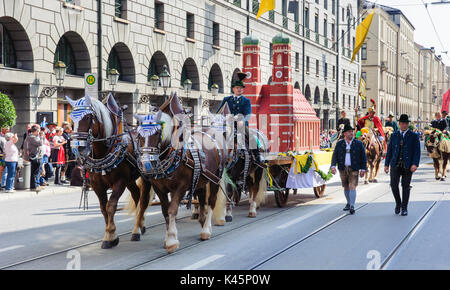 Das Oktoberfest in München ist der weltweit größte Bierfest und öffentliche Eröffnung Parade 9000 Teilnehmer mit Bands und Pferde Stockfoto