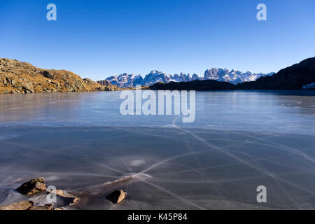 Europa, Italien, Südtirol, Trient, Val Nambrone Tal, Brenta Dolomiten, cornisello Seen. Gefrorenen Lago Nero See und Cima Tosa Alp im Winter. Stockfoto