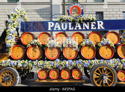 Das Oktoberfest in München ist der weltweit größte Bierfest und öffentliche Eröffnung Parade 9000 Teilnehmer mit Bands und Pferde Stockfoto