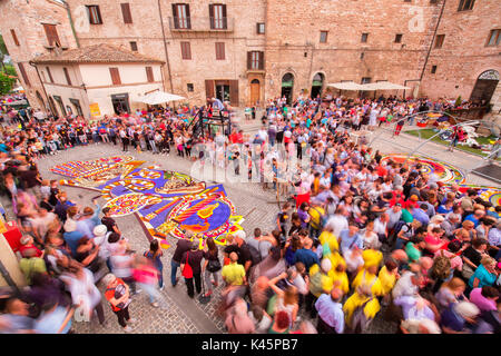 Europa, Umbrien, Italien, Perugia District, Spello. Heiligen Künstlerpersönlichkeiten realisiert mit Blumen anlässlich der Fronleichnam Stockfoto