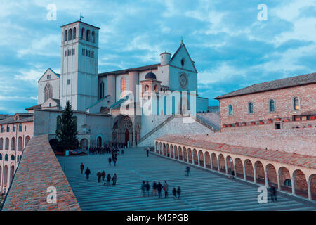 Europa, Italien, Perugia, Assisi Stadtviertel. Die Basilika des Hl. Franziskus in der Dämmerung Stockfoto