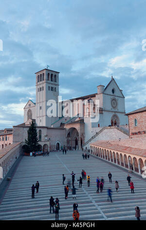 Europa, Italien, Perugia, Assisi Stadtviertel. Die Basilika des Hl. Franziskus in der Dämmerung Stockfoto