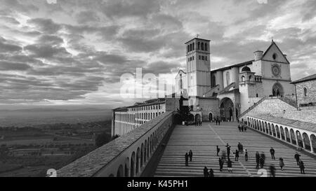 Europa, Italien, Perugia, Assisi Stadtviertel. Die Basilika des Hl. Franziskus bei Sonnenuntergang Stockfoto