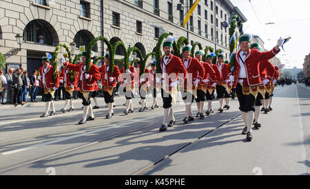 Das Oktoberfest in München ist der weltweit größte Bierfest und öffentliche Eröffnung Parade 9000 Teilnehmer mit Bands und Pferde Stockfoto