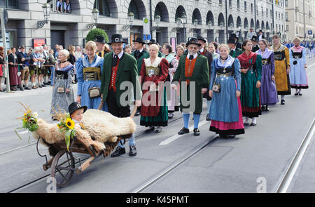 Das Oktoberfest in München ist der weltweit größte Bierfest und öffentliche Eröffnung Parade 9000 Teilnehmer mit Bands und Pferde Stockfoto