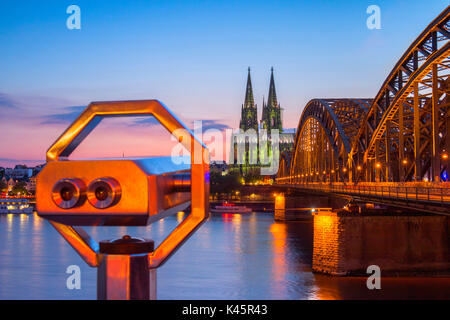 Hohenzoller Brücke über den Rhein und den Kölner Dom mit dem Fernglas in der Dämmerung in der Stadt Köln. Stadt Köln (Köln), Nordrhein-Westfalen, Deutschland, Europa. Stockfoto