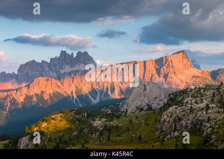 Sonnenuntergang über Croda da Lago und Lastoi de Formin. Cortina d'Ampezzo, Provinz Belluno, Region Venetien, Italien, Europa Stockfoto