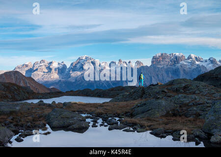 Wanderer bewundern Brenta Dolomiten in der Nähe von Schwarzen See. Nembrone Tal, Adamello Brenta Park, Provinz Trento, Trentino-Südtirol, Italien, Europa Stockfoto