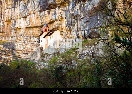 Eremitage, Trambileno, Rovereto, Provinz Trient, Trentino Alto Adige, Italien. Kapelle in Berg Fels. Stockfoto