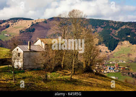 Wohnung, Foza, Hochebene von Asiago in der Provinz Vicenza, Venetien, Italien. Die alten Häuser auf einem Hügel. Stockfoto