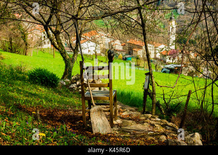 Skulptur, Covolo, Lusiana, Altopiano di Asiago, der Provinz Vicenza, Venetien, Italien. Kunstwerke im Wald. Stockfoto