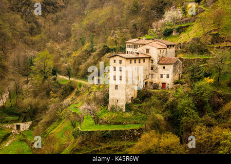 Alter Weiler, Contrada Giaconi, Val Frenzela, Valstagna, Provinz Verona, Venetien, Italien. Bergdorf im Tal. Stockfoto