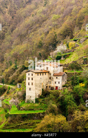 Alter Weiler, Contrada Giaconi, Val Frenzela, Valstagna, Provinz Verona, Venetien, Italien. Alte Dorf am Hang. Stockfoto