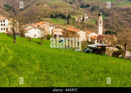 Dorf Kirchturm, Covolo, Lusiana, Altopiano di Asiago, der Provinz Vicenza, Venetien, Italien. Kleines Bergdorf im Tal. Stockfoto