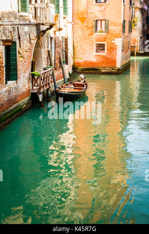 Venedig, Venetien, Italien. Boot günstig in kleinen Kanal. Stockfoto