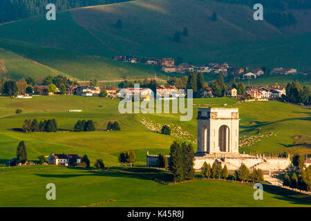 Die wandertierhaltung, Hochebene von Asiago in der Provinz Vicenza, Venetien, Italien. Jährliche Bewegung der Schafe auf der Weide. Stockfoto