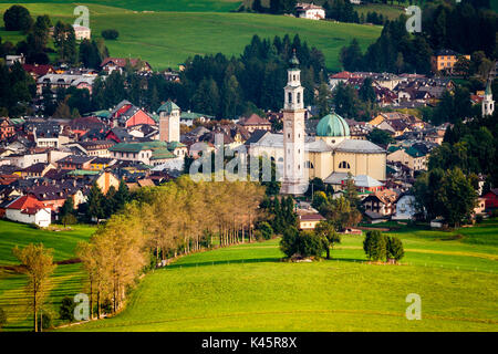 Kathedrale, die Hochebene von Asiago in der Provinz Vicenza, Venetien, Italien. Große Kirche in der Bergstadt. Stockfoto