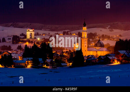 Stadt, Hochebene von Asiago in der Provinz Vicenza, Venetien, Italien. Militärische Denkmal und Kathedrale in Winterlandschaft. Stockfoto