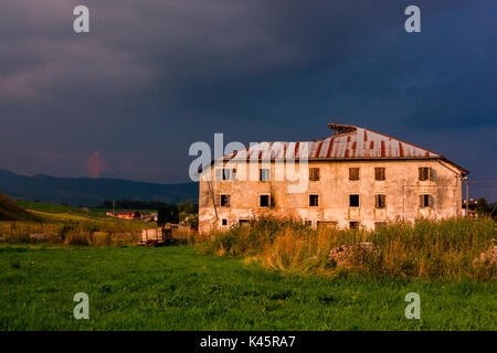 Hochebene von Asiago in der Provinz Vicenza, Venetien, Italien. Traditionelles Bauernhaus von Asiago. Stockfoto