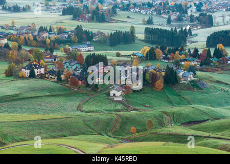 Stadt, Hochebene von Asiago in der Provinz Vicenza, Venetien, Italien. Berg Häuser im Herbst. Stockfoto