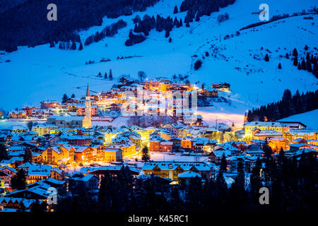 Stadt, Gallio, Hochebene von Asiago in der Provinz Vicenza, Venetien, Italien. Mountain Ski Resort während der blauen Stunde. Stockfoto