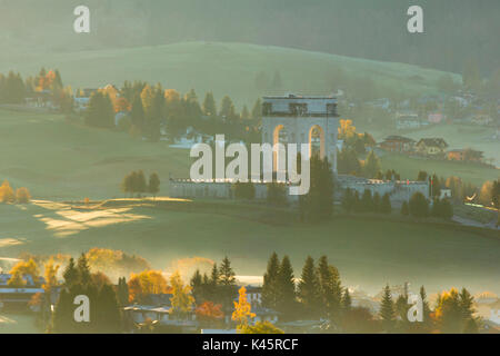 Denkmal, Asiago, Hochebene von Asiago in der Provinz Vicenza, Venetien, Italien. Militärisches Monument im Herbst Nebel. Stockfoto