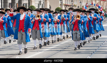 Das Oktoberfest in München ist der weltweit größte Bierfest und öffentliche Eröffnung Parade 9000 Teilnehmer mit Bands und Pferde Stockfoto