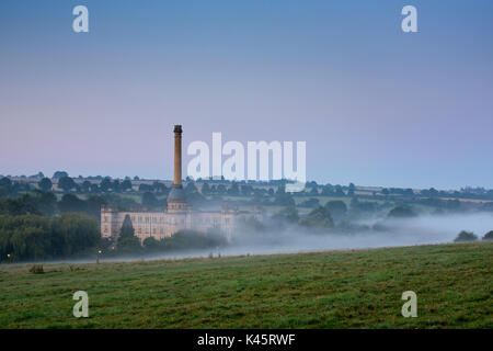 Nebel am frühen Morgen vor Sonnenaufgang über Bliss Tweed Mühle. Chipping Norton, Oxfordshire, England Stockfoto