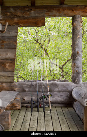 Angeln Ruten und Rollen auf der Veranda in Lappland Stockfoto