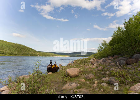 Holz- Boot für Lachs angeln am Ufer des Flusses, Tana River, der natürlichen Grenze zwischen Finnland und Norwegen Stockfoto