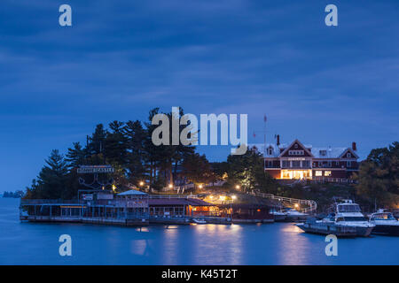 USA, New York, Thousand Islands Region, Alexandria Bay, Hafen, in der Dämmerung Stockfoto