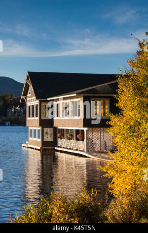 USA, New York, Adirondack Mountains, Lake Placid, Lake Placid Club Bootshaus, Restaurant auf Mirror Lake, Herbst Stockfoto