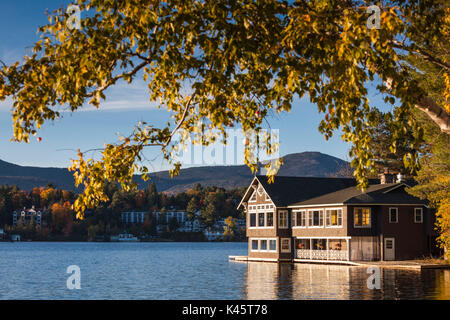 USA, New York, Adirondack Mountains, Lake Placid, Lake Placid Club Bootshaus, Restaurant auf Mirror Lake, Herbst Stockfoto