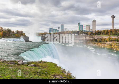 USA, New York, Niagara Falls, Ansicht von American Falls, Niagara Falls, Ontario, Kanada Stockfoto
