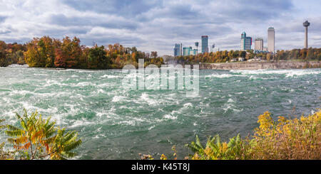 USA, New York, Niagara Falls, Ansicht von American Falls, Niagara Falls, Ontario, Kanada Stockfoto