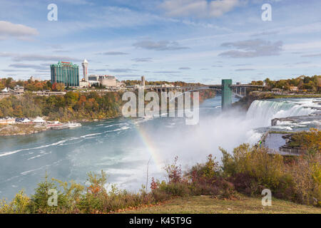 USA, New York, Niagara Falls, Ansicht von American Falls, Niagara Falls, Ontario, Kanada Stockfoto