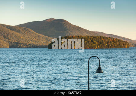 USA, New York, Adirondack Mountains, Lake George, Herbst Stockfoto