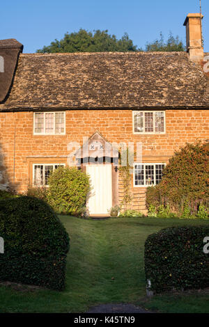 Morgen Sonnenlicht auf dem Land in der cotswold Dorf Great Tew, Oxfordshire, England Stockfoto