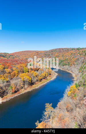 USA, Pennsylvania Pocono Mountains, Port Jervis, Erhöhte Ansicht des Delaware River, Herbst Stockfoto