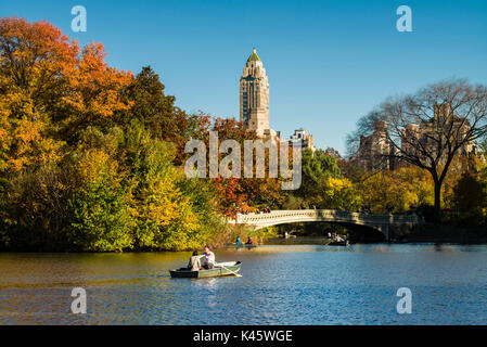 USA, New York, New York City, Central Park, Rudern auf dem See, Herbst Stockfoto