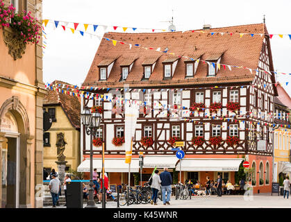 VOLKACH, Deutschland - 20. August: Touristen in der historischen Altstadt von Volkach, Deutschland Am 20. August 2017. Volkach ist bekannt für seine jährlichen Weinfest Stockfoto