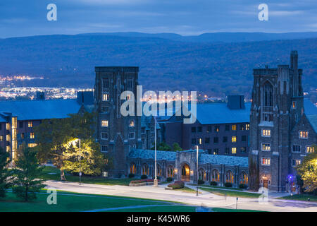 USA, New York, Finger Lakes Region, Ithaca, Cornell University, McFaddin Hall, Dämmerung Stockfoto