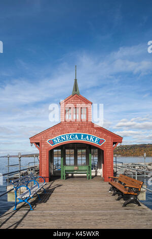 USA, New York, Finger Lakes Region, Watkins Glen, Seneca Lake Pier Stockfoto