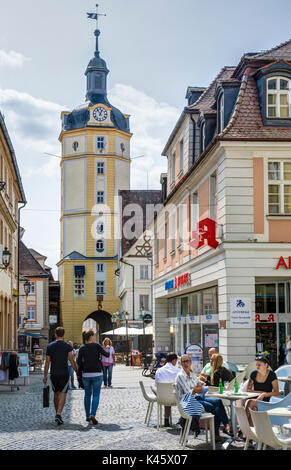 ANSBACH, Deutschland - 22. August: Touristen am Herrieder Tor in Ansbach, Deutschland Am 22. August 2017. Das Tor ist eine der wichtigsten historischen Stockfoto