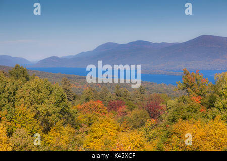 USA, New York, Adirondack Mountains, Lake George, Erhöhte Ansicht, Herbst Stockfoto