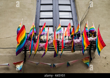 USA, New York, New York City, Manhattan, Greenwich Village, Rainbow flags außerhalb des Stonewall Inn, dem Geburtsort von uns homosexuelle Befreiung Stockfoto