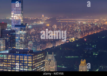 USA, New York, New York City, Midtown Manhattan, erhöhten Blick in Richtung Central Park, Dämmerung Stockfoto