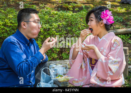 Japaner mit einem Picknick unter Kirschblüten Bäume in Sumida, Asakusa, Tokyo, Japan, Asien. Stockfoto