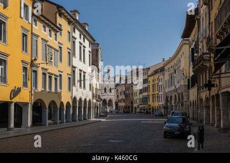 Farbenfrohe Gebäude im historischen Zentrum von Udine (Via Mercatovecchio), Friaul Julisch Venetien, Italien Stockfoto