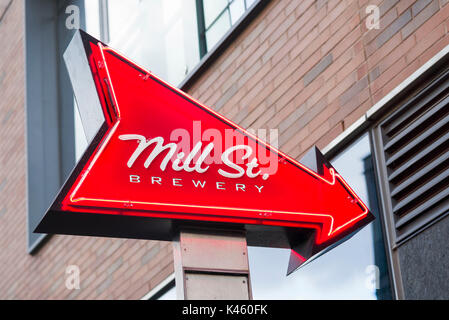 Kanada, Ontario, Toronto, Distillery District, Mill Street Brauerei anmelden Stockfoto